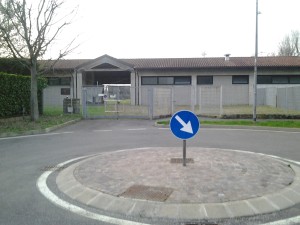 L'ingresso alla sezione calcio del centro sportivo aresino 