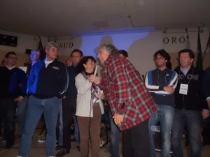 Beppe Grillo ad Arese con i militanti del Movimento 5 Stelle in primo piano Intravaia e Antimiani. Quest'ultima eletta consigliera comunale nel 2012 (poi decaduta dalla carica con lo scioglimento del consiglio a causa delle dimissioni del sindaco Ravelli ad appena 60 giorni dall'elezione e candidata alle Regionali di quest'anno)