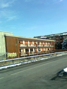 La struttura di scuola elementare che a Mazzo di Rho ospita il liceo classico Rebora