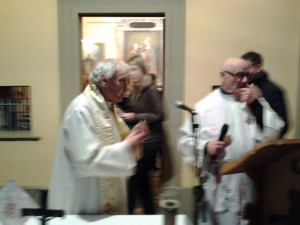 I padri betharramiti Egidio Zoia ed Ennio Bianchi in un momento di celebrazione al Santuario della Fametta, che fa parte della parrocchia di San Guglielmo di Castellazzo