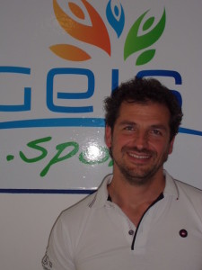 In foto Stefano Colantuono davanti al logo della Geis