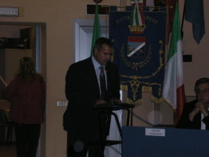 Alessandro Chiappini ad Arese durante il suo intervento pubblico in auditorium in occasione di un consiglio comunale aperto sul centro sportivo  