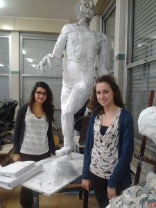 Le studentesse Alessia Novella e Francesca Abbatantuono del Liceo artistico 'Lucio Fontana' di Arese nell'aula di scultura 