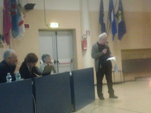 L'avvocato aresino Antonio Scarabelli, già protagonista di una battaglia ambientalista contro la Fiat, oggi fra i portavoce dei cittadini del Plan, interviene alla serata in auditorium con il sindaco Michela Palestra e  il voce sindaco Enrico Ioli  