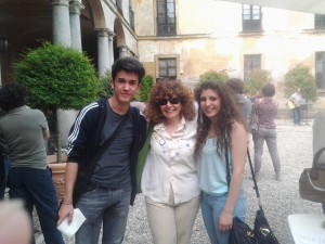 Silvia Colombo, la docente di storia dell'arte fautrice dell'evento in Villa Arconati con due ragazzi del Liceo artistico Fontana