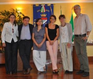 La Giunta di Arese al completo: da sinistra verso destra: Roberta Tellini, Giuseppe Augurusa, Barbara Scifo, Eleonora Gonnella, il sindaco Michela Palestra e il vice sindaco Enrico Ioli 