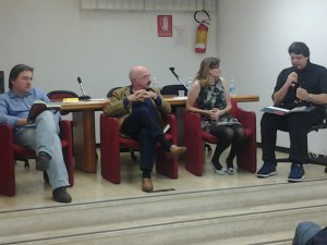 da sinistra: Giuseppe Augurusa, Alberto Gulisano, Ilia Severino e il moderatore  Maurizio Bianco che in biblioteca ad Arese tiene corsi di scrittura creativa