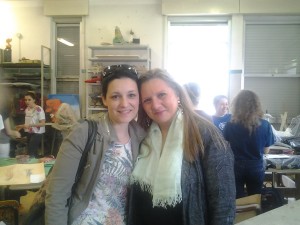 Marzia Bianchi e Francesca Magro nel laboratorio del liceo artistico Fontana durante la realizzazione dei gioielli da esporre in Villa Arconati