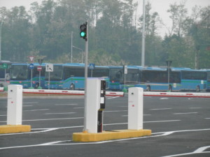 Il parcheggio Expo da diecimila posti auto conveniente con le navette gratuite all'interno del l biglietto del posteggio, ma finora poco frequentate