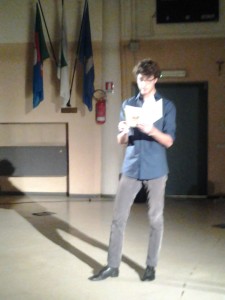 Francesco Riva in un momento del suo monologo sulla dislessia 