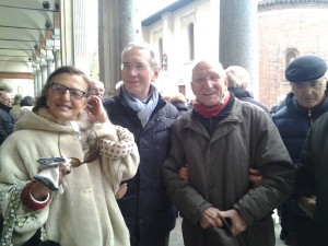 Daniela Maestri Romeo con il segretario dell'associazione Seniores Aldo Berselli e con un altro lavoratore