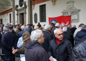 Lavoratori Alfa Romeo sotto il porticato di Sant'Ambrogio