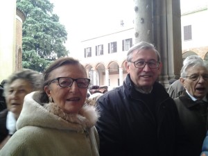 La nipote di Nicola Romeo, Daniela, insieme con il presidente in carica dell'associazione Seniores Carlo Agazzi e con il predecessore restelli