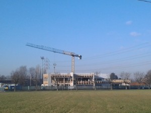 Il Centro Civico in costruzione che al suo interno ospiterà la nuova biblioteca di Arese