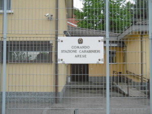 L'attuale caserma dei carabinieri in viale Resegone ad Arese. Il dup ne prevede la dismissione e la realizzazione di una nuova struttura in Arese Sud