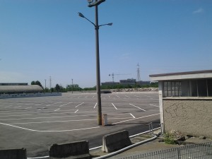 L'area dell'ex autosilos spianata, dove si discute che arrivi Ikea, ma dove anche, nell'ipotesi di Bettinardi, potrebbe alloccarsi il futuro palazzetto dello sport e la piscina olimpionica di Arese