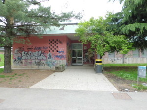 L'ingresso del liceo artistico "Lucio Fontana" , sito in quella che era una scuola elementare