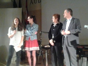 Federica Nscetti e Sarah Catalano premiate dalla dirigente del liceo artistico Fontana e dal professore di filosofia Giorgio Brambilla