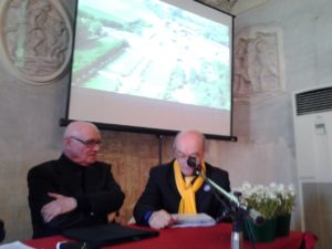 A sinistra padre Ennio Bianchi e a destrail presidente di Vivere Castellazzo Roberto Pirola